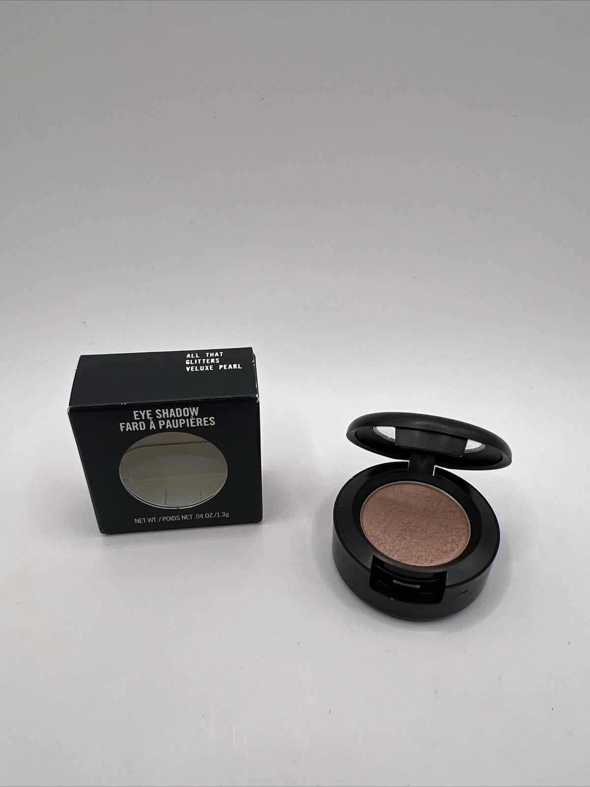 M.A.C. Eye Shadow 1.3 g - All That Glitters Veluxe Pearl- New In Box